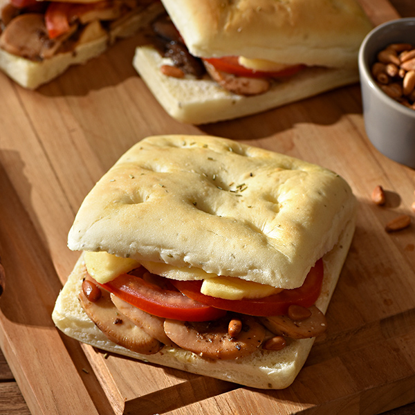 <h1 class='title_cn'>松子香椿菇堡</h1><h3 class='title_en'>Vegetarian Focaccia Sandwich</h3>
