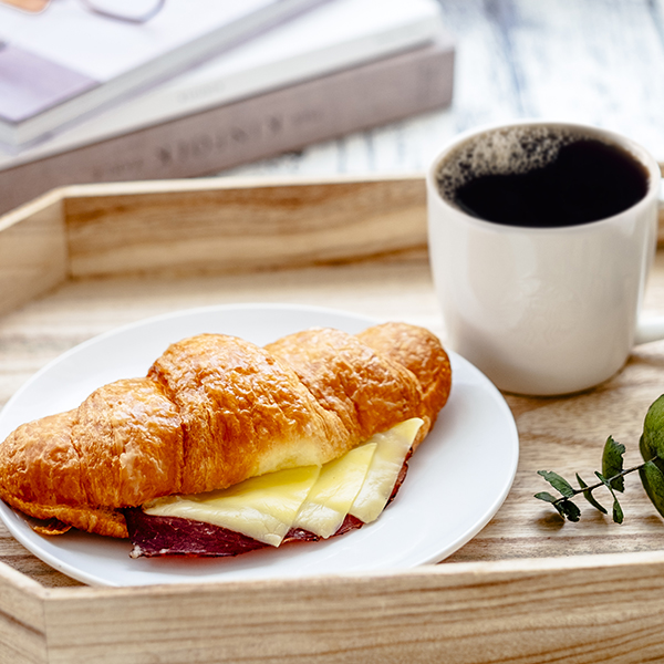 <h1 class='title_cn'>起司牛肉可頌</h1><h3 class='title_en'>Cheese & Beef Croissant</h3>
