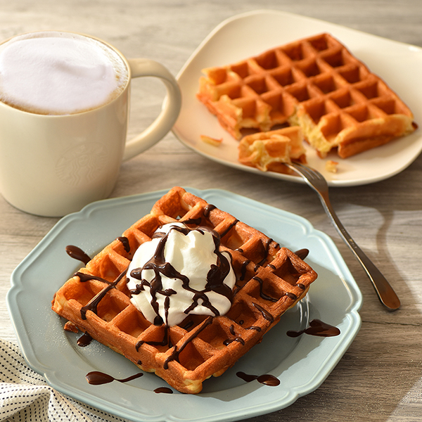 <h1 class='title_cn'>美式奶油鬆餅(附鮮奶油與摩卡醬)</h1><h3 class='title_en'>American Waffle (with Cream and Mocha Sauce)</h3>