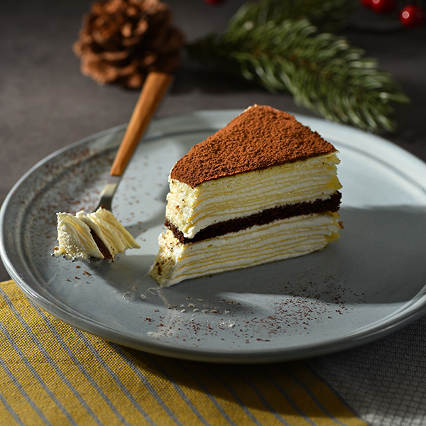 <h1 class='title_cn'>提拉米蘇千層薄餅</h1><h3 class='title_en'>Tiramisu Mille Crêpe</h3>