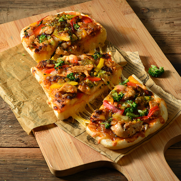 <h1 class='title_cn'>黑傑克雞肉薄餅</h1><h3 class='title_en'>Barbecued Chicken Flatbread</h3>