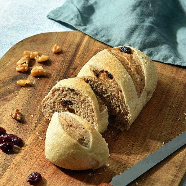 <h1 class='title_cn'>果乾核桃麵包</h1><h3 class='title_en'>Raisin & Walnut Bread</h3><div class='and'></div><h3 class='drink'><span class='title_cn'>中杯密斯朵</span><span class='title_en'>Caffé Misto</span></h3><h3 class='price'>135</h3>