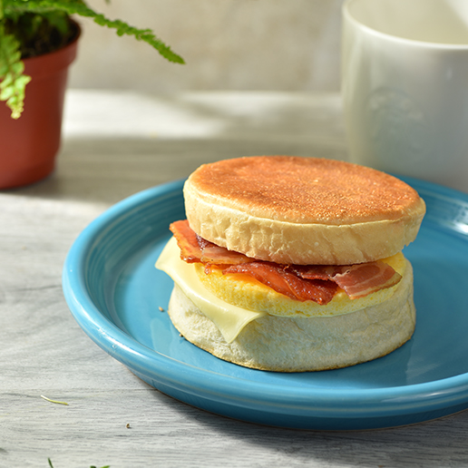 <h1 class='title_cn'>培根蛋英式麥芬;;中杯密斯朵</h1><h3 class='title_en'>Bacon, Egg and Cheese English Muffin;;Caff e Misto</h3>