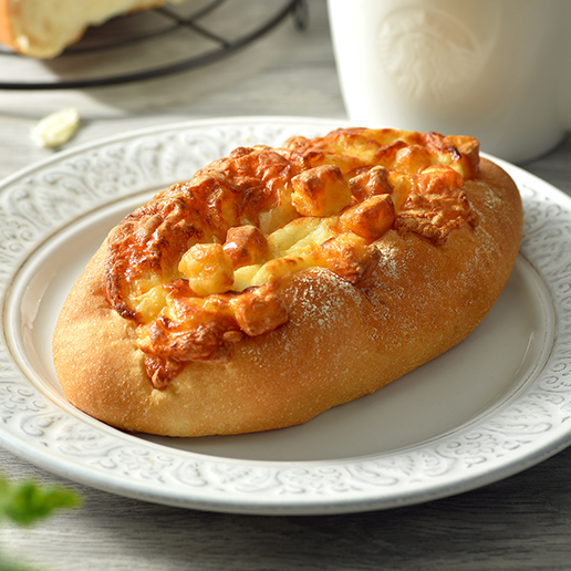 <h1 class='title_cn'>三起司軟法麵包</h1><h3 class='title_en'>Three Cheese Bread</h3>