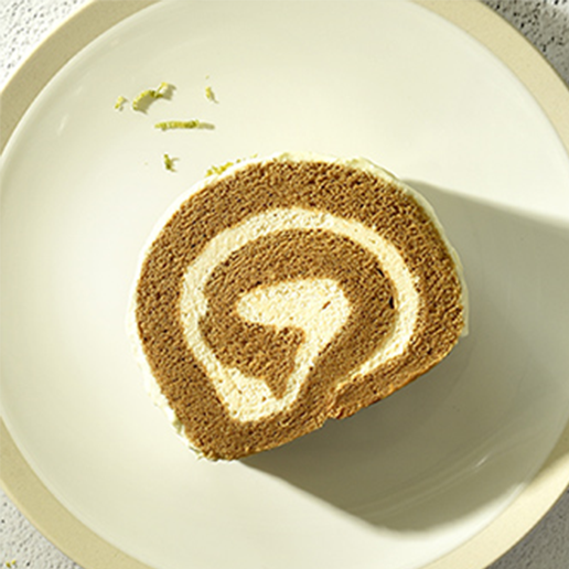 <h1 class='title_cn'>奶蓋焦糖紅茶捲</h1><h3 class='title_en'>Caramel Black Tea Cake with Cream Cheese</h3>