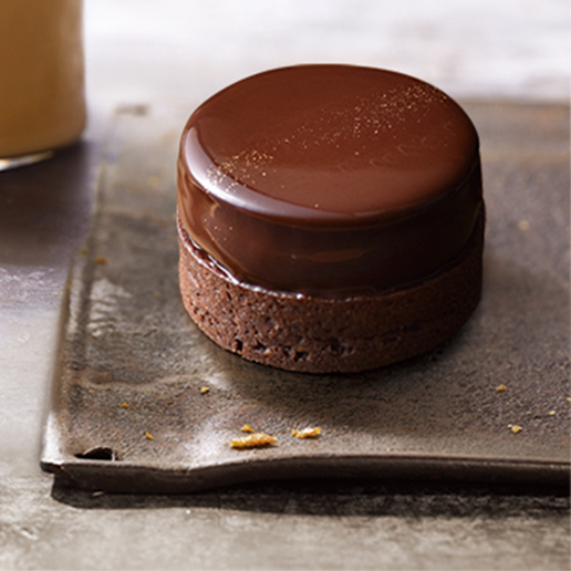 <h1 class='title_cn'>焦糖海鹽可可塔</h1><h3 class='title_en'>Salted Caramel Choco Tart</h3>